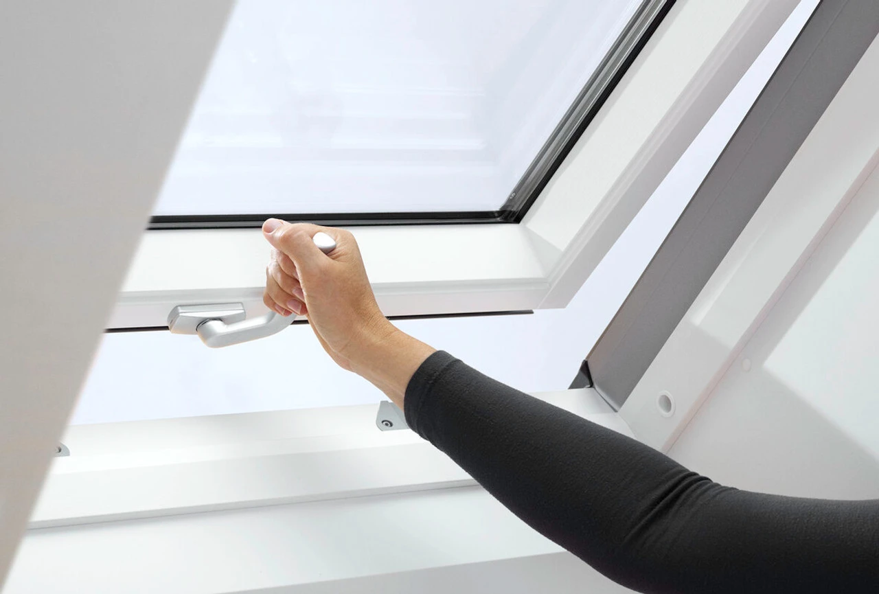 VELUX GPL 2070 Top Hung Roof Window White Painted (PK/CK/FK/UK/MK/SK) Various Sizes 10 VELUX GPL 2070 Top Hung Roof Window White Painted (PK/CK/FK/UK/MK/SK) Various Sizes - Image 8